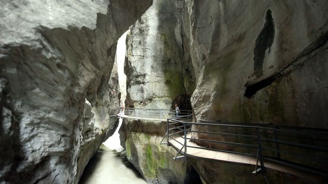 Schmaler Steg in einer Schlucht Schmaler Steg in einer Schlucht