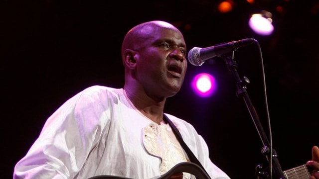 Ismael Lô. Ismael Lô.