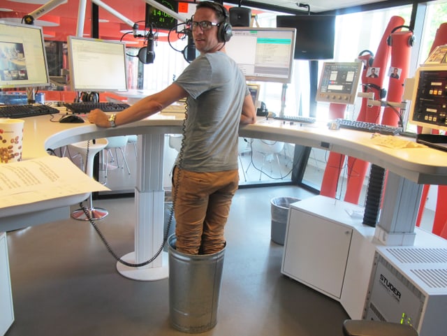 Abkühlung im Studio: Adi Küpfer. Abkühlung im Studio: Adi Küpfer.