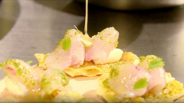 Roher Fisch mit Kräutern auf einem Knusperbrot Roher Fisch mit Kräutern auf einem Knusperbrot