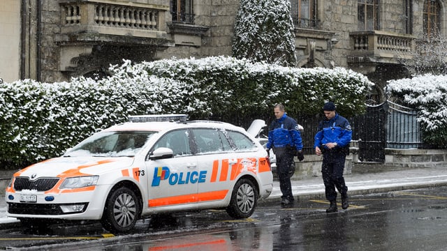 Polizeiauto und zwei Polizisten Polizeiauto und zwei Polizisten