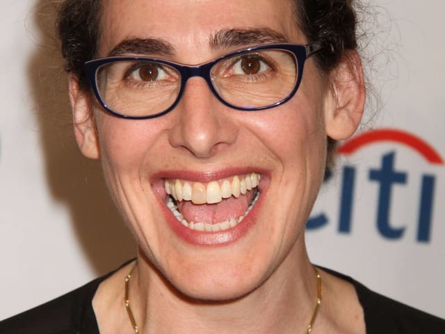 Eine lachende Frau mit braunen Haaren und Brille. Eine lachende Frau mit braunen Haaren und Brille.