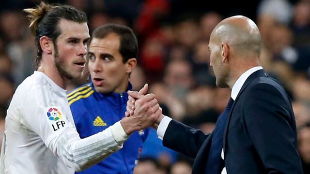 Gareth Bale klatscht Zinedine Zidane ab. Gareth Bale klatscht Zinedine Zidane ab.