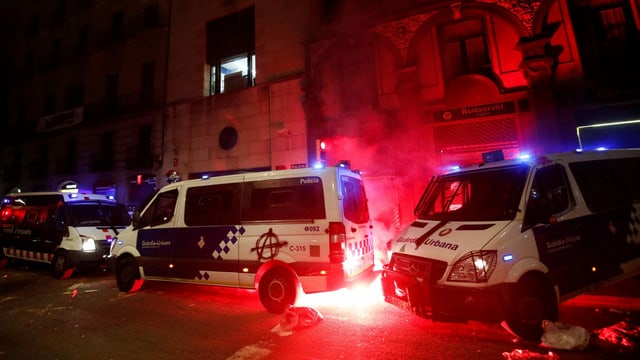Polizeiauto in Brand. Polizeiauto in Brand.