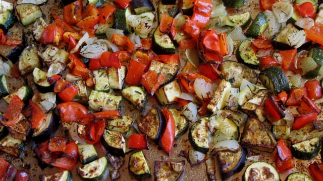 Peperoni, Aubergine, Zuchetti und Zwiebeln Peperoni, Aubergine, Zuchetti und Zwiebeln