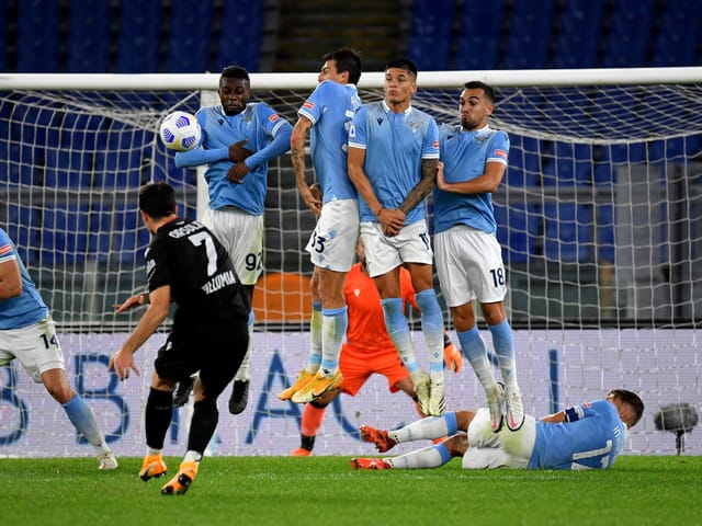 Hinter der eigentlichen Mauer legt sich ein Lazio-Spieler bei einem Freistoss für das gegnerische Team auf den Rasen.