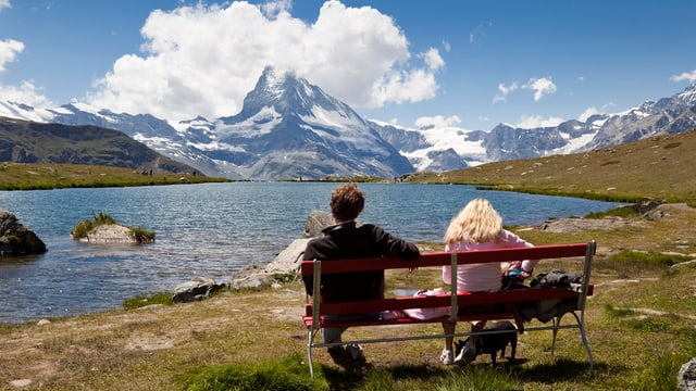 Wanderer blicken aufs Matterhorn Wanderer blicken aufs Matterhorn
