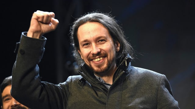 Podemos-Chef Pablo Iglesias hebt die rechte Faust. Podemos-Chef Pablo Iglesias hebt die rechte Faust.