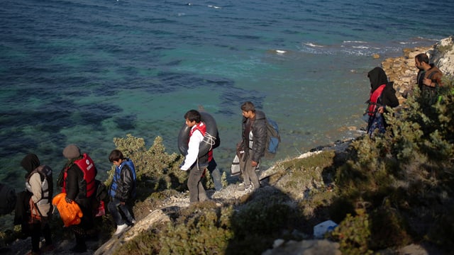 Migrants sa preparan da viagiar da la Tirchia vers la Grezia. Migrants sa preparan da viagiar da la Tirchia vers la Grezia.
