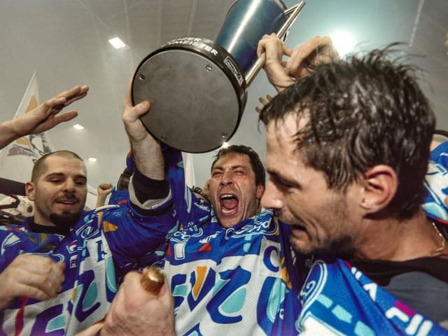 Captain André Rötheli stemmt den Pokal. Captain André Rötheli stemmt den Pokal.