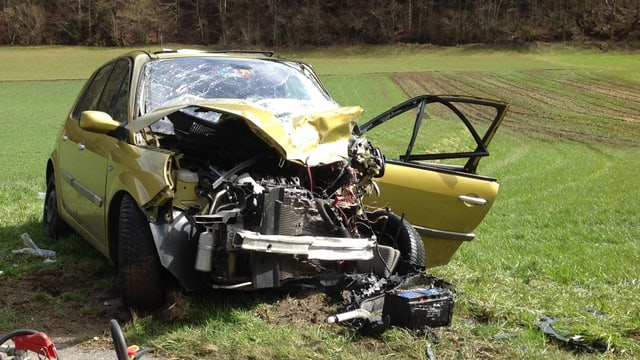 Das Unfallauto im Feld in Nahaufnahme. Das Unfallauto im Feld in Nahaufnahme.