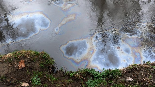 Verunreinigter Fluss Verunreinigter Fluss