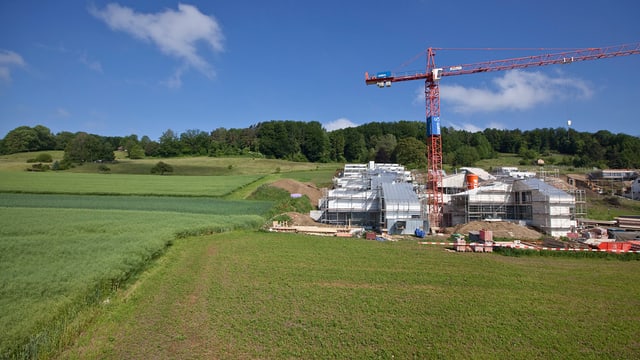 Baustelle gleich neben einer grünen Wiese. Baustelle gleich neben einer grünen Wiese.