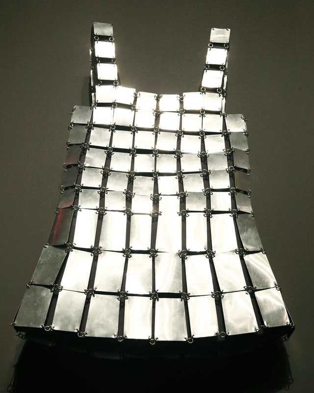 Ein Kleid aus Aluminium von Designer Paco Rabanne aus dem Jahre 1968. Ein Kleid aus Aluminium von Designer Paco Rabanne aus dem Jahre 1968.