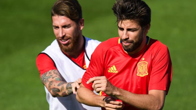 Sergio Ramos (links) und Pique bei einem Zweikampf Sergio Ramos (links) und Pique bei einem Zweikampf