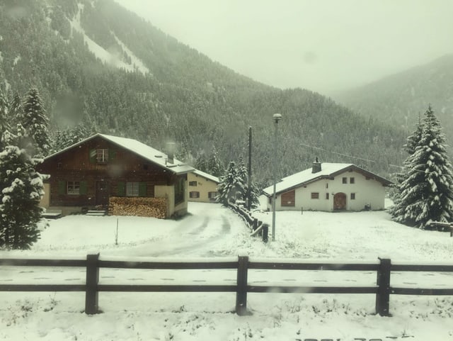 Verschneite H&auml;user.