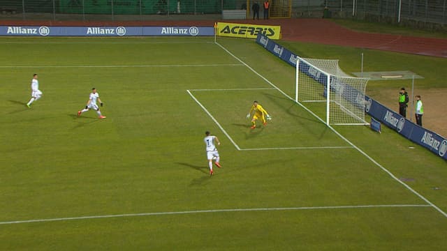 Hier brachten drei Vaduzer den Ball nicht an Lugano-Keeper Alex Valentini vorbei. Hier brachten drei Vaduzer den Ball nicht an Lugano-Keeper Alex Valentini vorbei.