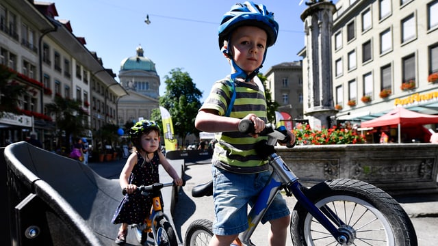 Kinder auf dem Velo Kinder auf dem Velo