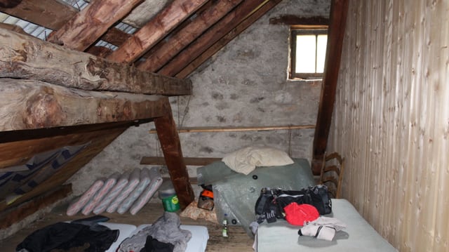 Ein paar Matrazen auf einem Holzboden. Ein paar Matrazen auf einem Holzboden.