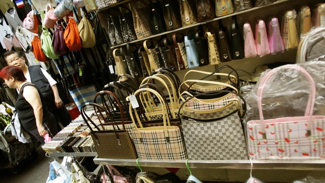 Gefälschte Taschen in einem Geschäft in Hongkong. Gefälschte Taschen in einem Geschäft in Hongkong.