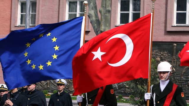 Eine Ehrengarde hällt eine Fahne der EU und der Türkei (2008). Eine Ehrengarde hällt eine Fahne der EU und der Türkei (2008).