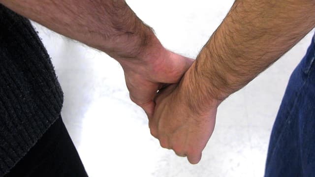 Zwei Männer halten Hände. Zwei Männer halten Hände.
