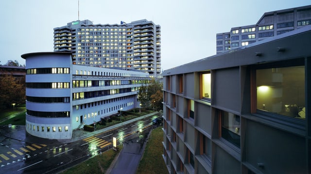 Das Inselspital in Bern bei Dämmerung, einzelne Fenster sind erleuchtet. Das Inselspital in Bern bei Dämmerung, einzelne Fenster sind erleuchtet.