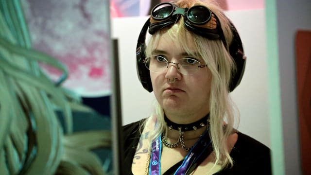 Eine junge Frau spielt «Killer is Dead».