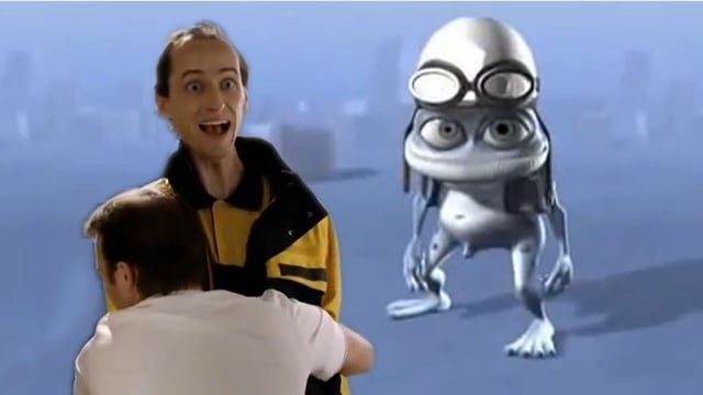 Ein Mann umarmt einen anderen, der mit aufgerissenen Augen schreit. Im Hintergrund ist der Crazy Frog zu sehen, mit Fliegerbrille, verschieden grossen Augen und einem unbestimmten Geschlechtsteil (das 2006 zensiert wurde).