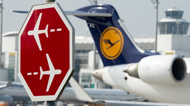 Zwei kreuzende Rollbahnen, Lufthansa-Flugzeug im Hintergrund Zwei kreuzende Rollbahnen, Lufthansa-Flugzeug im Hintergrund