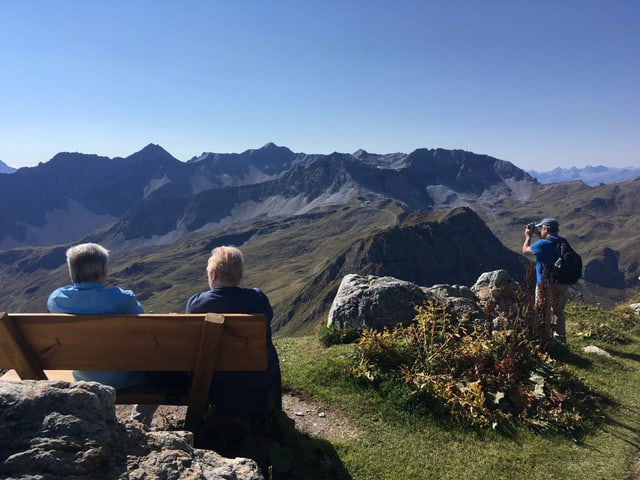 Drei Menschen geniessen die Aussicht Drei Menschen geniessen die Aussicht