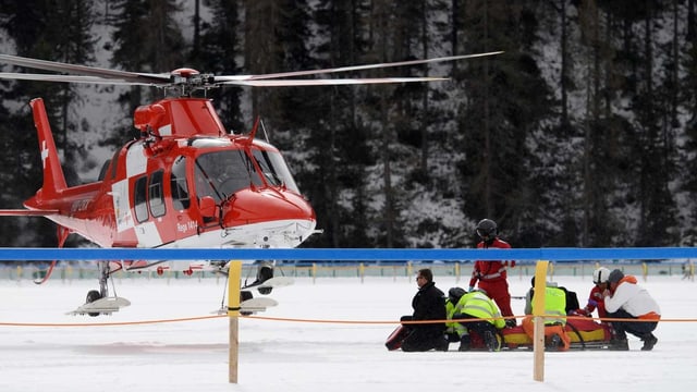 Jockey George Baker wird für den Helikopterflug ins Spital vorbereitet. Jockey George Baker wird für den Helikopterflug ins Spital vorbereitet.