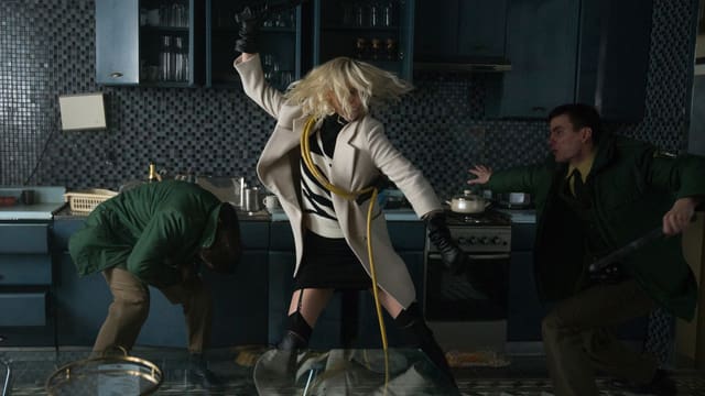 Lorraine Broughton kämpft in «Atomic Blonde» mit zwei Polizisten. Lorraine Broughton kämpft in «Atomic Blonde» mit zwei Polizisten.