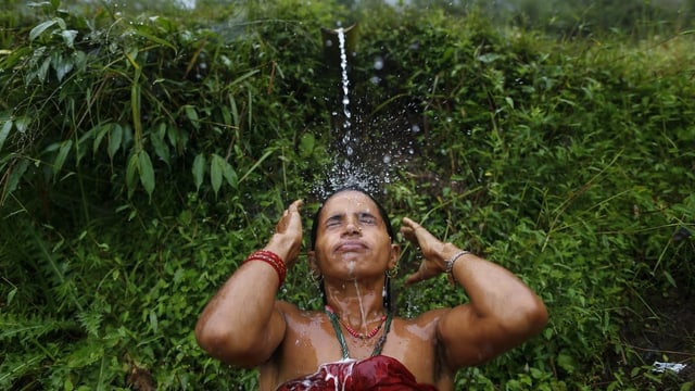 Frau unter Wasserquelle. Frau unter Wasserquelle.
