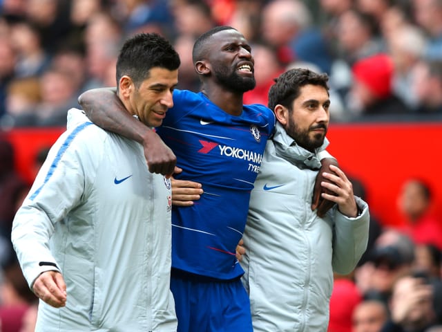 Antonio Rüdiger humpelt vom Feld Antonio Rüdiger humpelt vom Feld