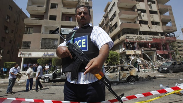 Ein Polizist in Kairo bewacht einen Anschlagsort nach einer Bombenattacke. (reuters) Ein Polizist in Kairo bewacht einen Anschlagsort nach einer Bombenattacke. (reuters)