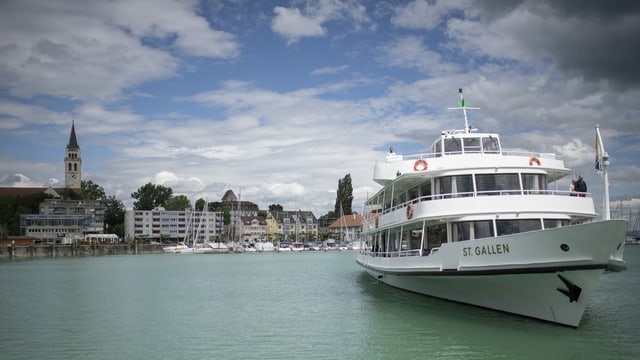 SChiff MS St. Gallen fährt aus dem Hafen von Romanshorn raus