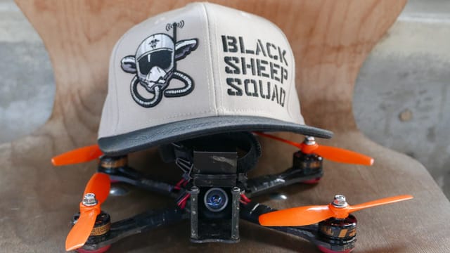 Ein Quadrokopter mit Baseball-Mütze. Ein Quadrokopter mit Baseball-Mütze.