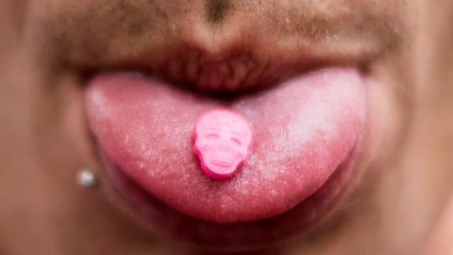 Ein Konsument von MDMA (Methylenedioxymethamphetamin). Ein Konsument von MDMA (Methylenedioxymethamphetamin).