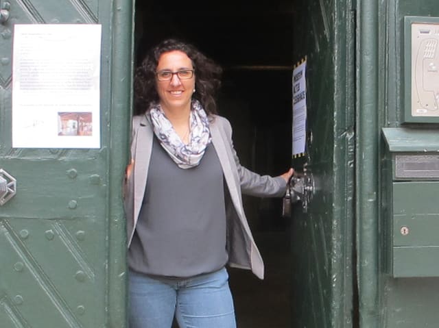 Claudia Moritzi im Eingang des Museums Claudia Moritzi im Eingang des Museums