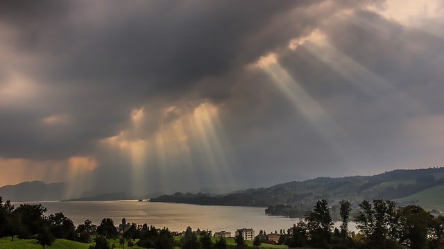 Wolkenreicher Himmel mit einigen Sonnenstrahlen über Küssnacht. Wolkenreicher Himmel mit einigen Sonnenstrahlen über Küssnacht.
