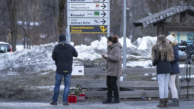 Menschen an Unfallstelle Menschen an Unfallstelle