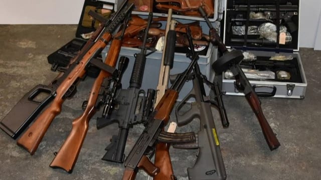 Polizei präsentiert Waffen aus dem Fund. Polizei präsentiert Waffen aus dem Fund.