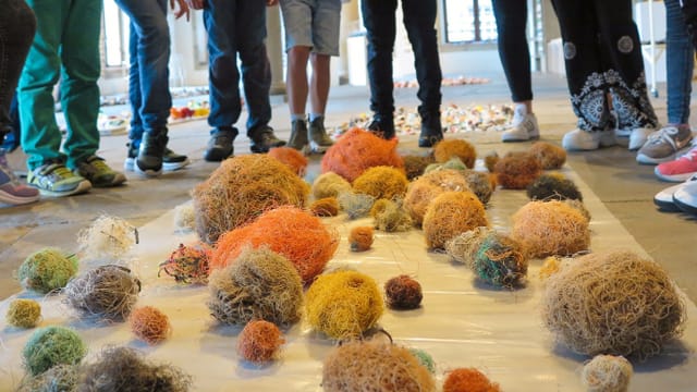 Kunstinstallation aus Abfällen, die am Boden liegen. Kunstinstallation aus Abfällen, die am Boden liegen.