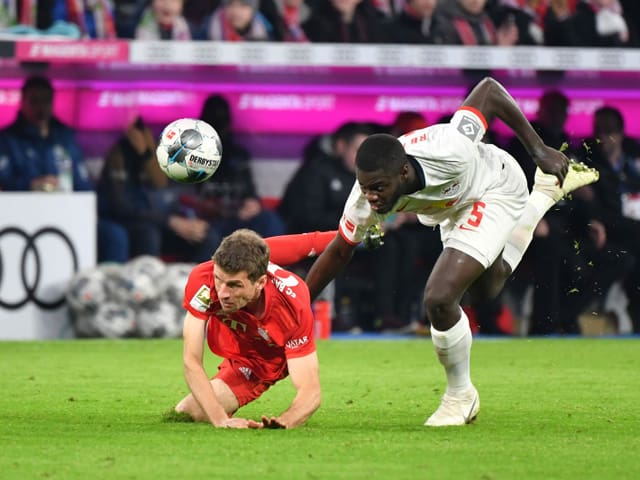 Thomas Müller (links) ringt mit Leipzigs Dayot Upamecano um den Ball. Thomas Müller (links) ringt mit Leipzigs Dayot Upamecano um den Ball.