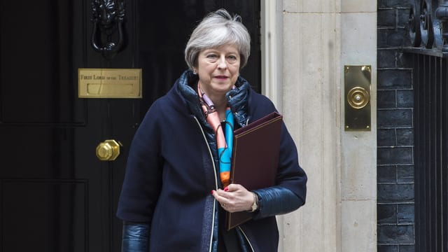 May vor der Tür von Downing Street 10. May vor der Tür von Downing Street 10.