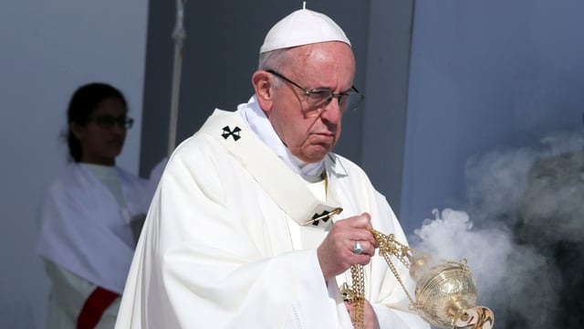 Der Papst hält einen Weihrauch-Becher