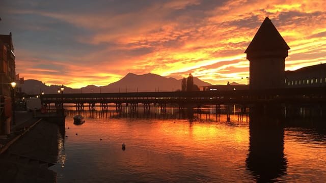 Kapellbrücke in Luzern mit Pilatus und einem goldenen Morgenhimmel. Kapellbrücke in Luzern mit Pilatus und einem goldenen Morgenhimmel.