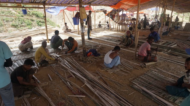 Menschen in einer provisorischen Unterkunft, bauen selber ihre Hütten. Menschen in einer provisorischen Unterkunft, bauen selber ihre Hütten.
