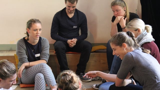Gruppe von jungen Menschen, die miteinander diskutieren Gruppe von jungen Menschen, die miteinander diskutieren